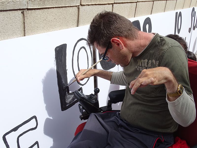 Chico_del_centro_de_dia_de_Astrapace_pintando_un_mural