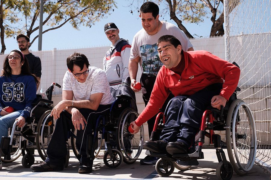 Chicos_del_centro_de_dia_de_Astrapace_practicando_Boccia