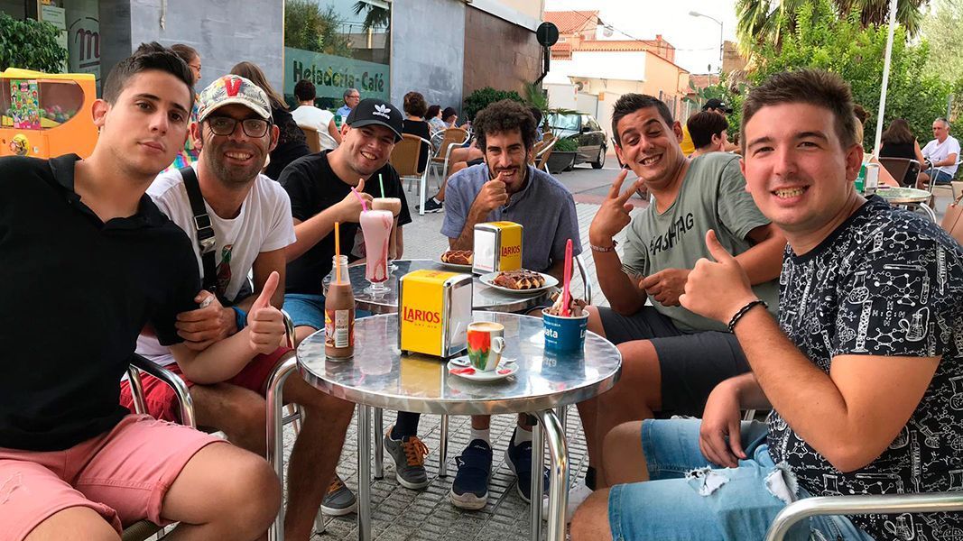 Chicos_del_centro_de_dia_de_Astrapace_tomando_un_refresco_en_una_terraza_de_Murcia