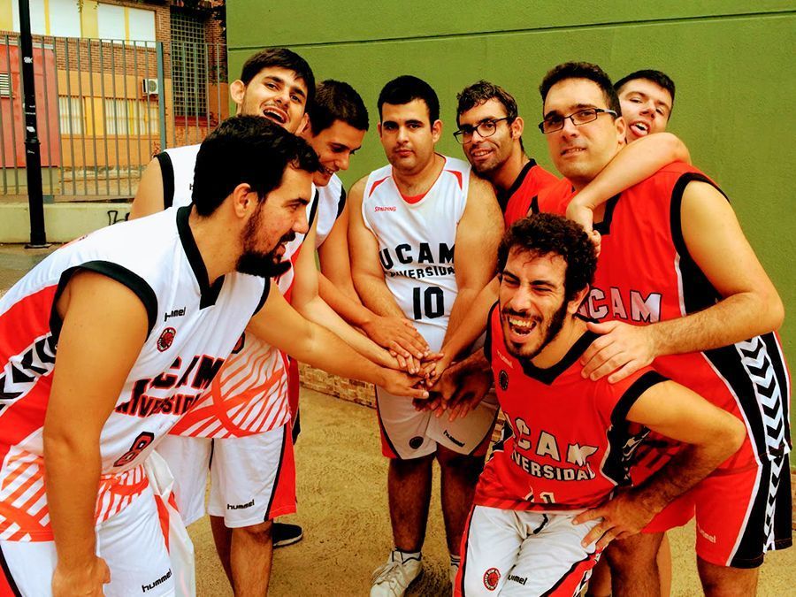 El_equipo_de_baloncesto_formado_por_chicos_del_centro_de_dia_de_astrapace