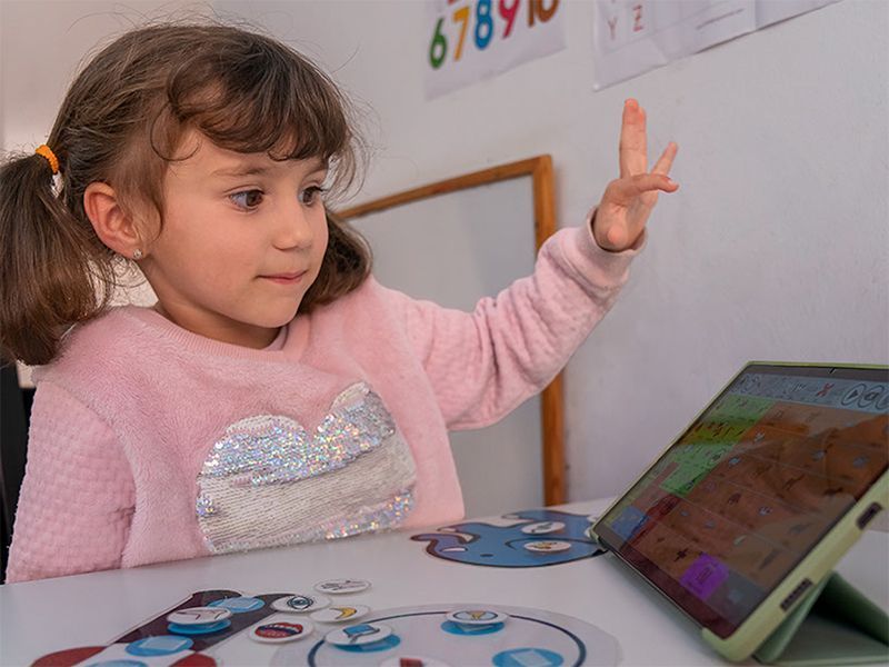 Niña_en_sesion_de-estimulacion__en_el-centro_de_atencion_te,prana_de_astrapace_en_murcia