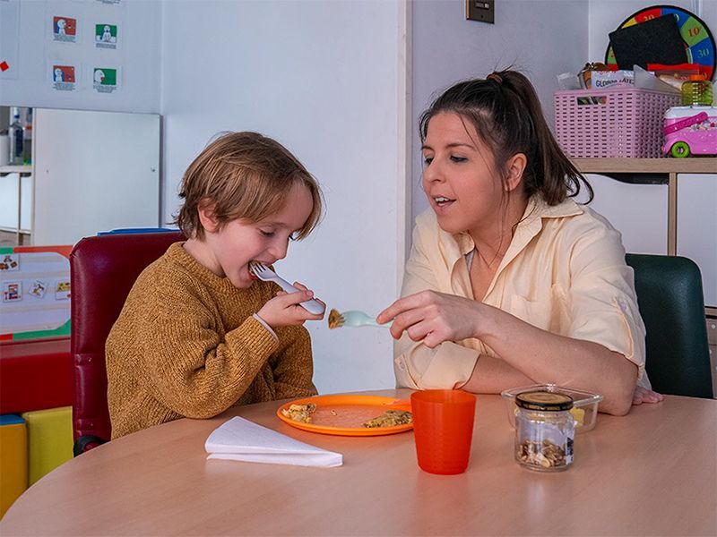 Niño_en_sesion_de_terapia_de_la_alimentacion_en_el_centro_de_atencion_temprana_de_astrapace_en_murcia
