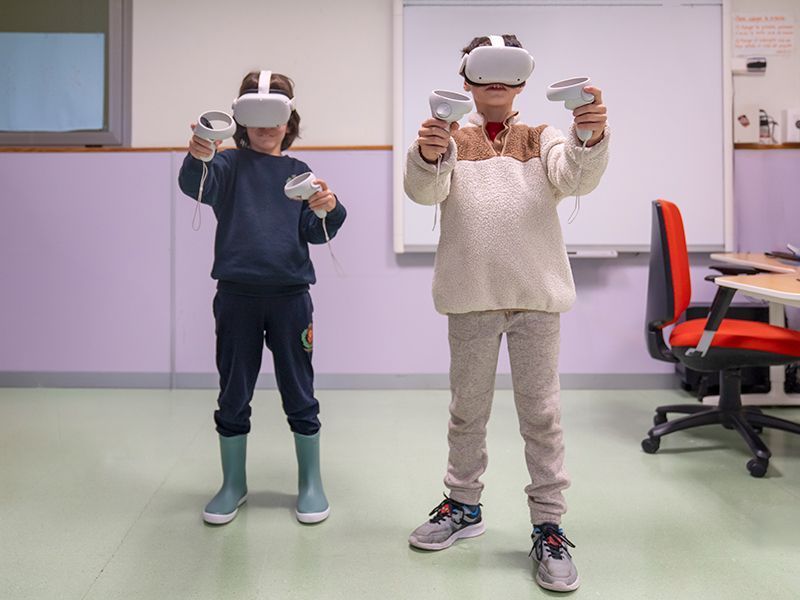 Niños_del_servicio_de_escolar_con_gafas_de_realidad_virtual