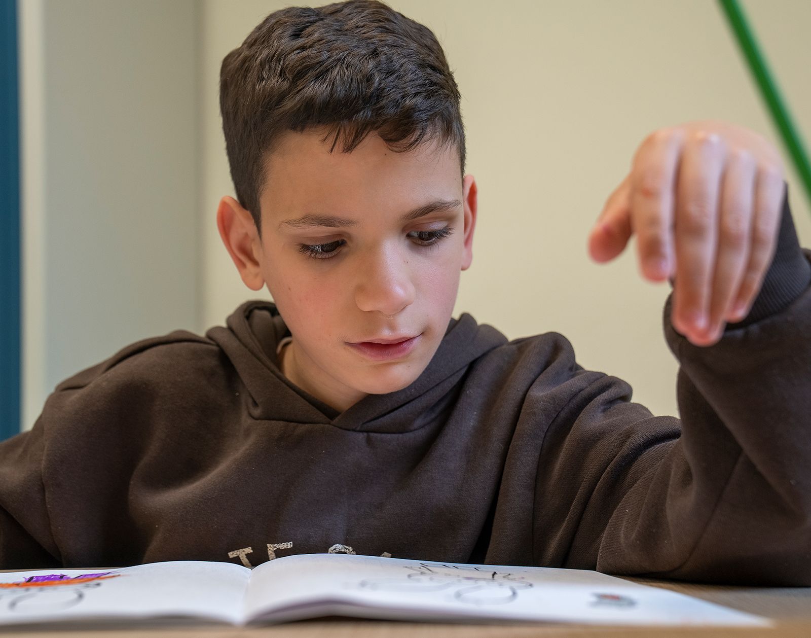 Niños_del_servicio_de_escolar_de_astrapace_leyendo_un_libro