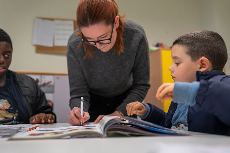 Niños_en_en_sesion_de_apoyo_educativo_con_terapeuta