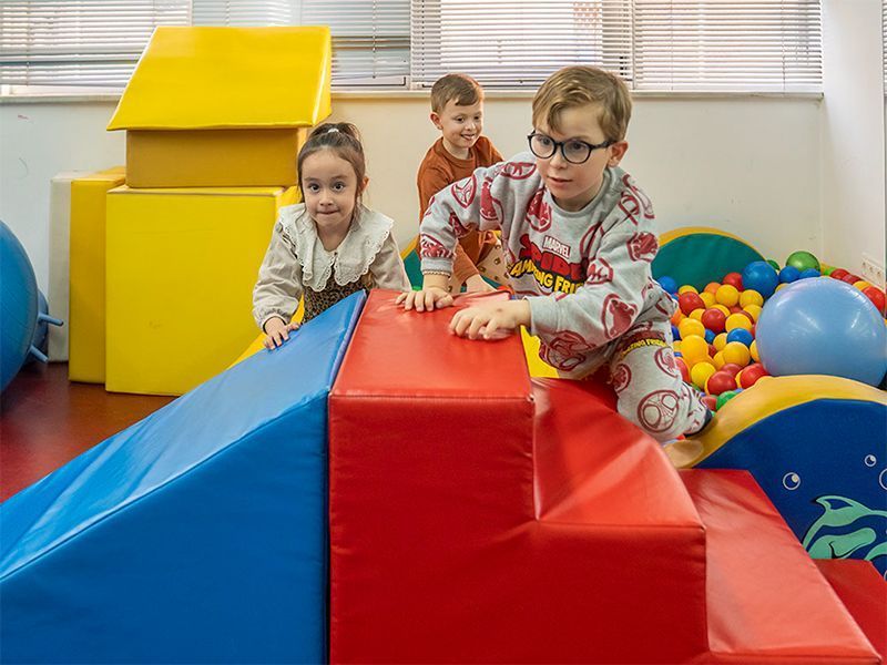 Niños_en_sesion_de_psicomotricidad_en_el-centro_de_atencion_te,prana_de_astrapace_en_murcia