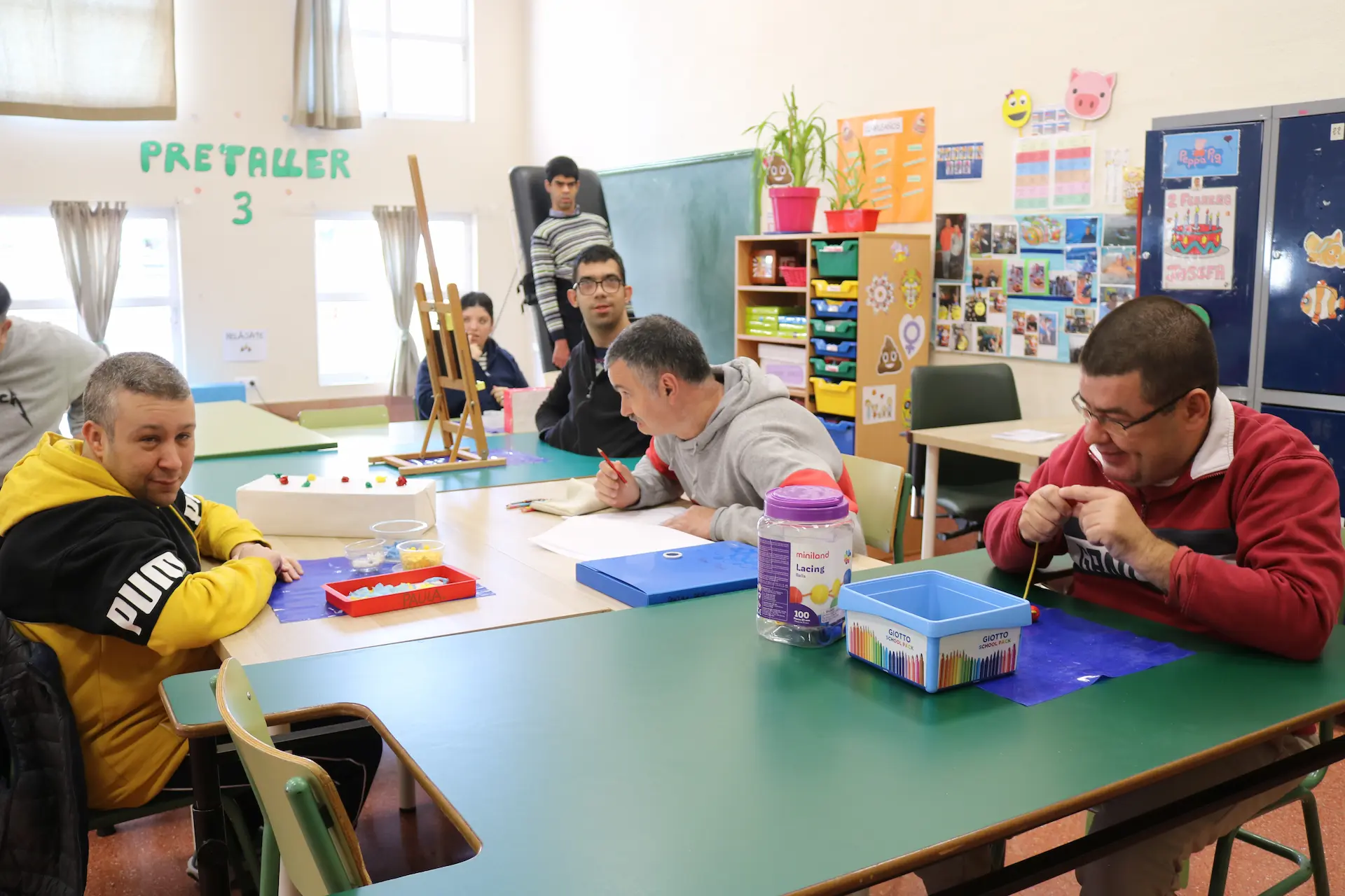 Usuarios_en_las_aulas_del_centro_de_dia_de_astrapace_murcia_09 (1)