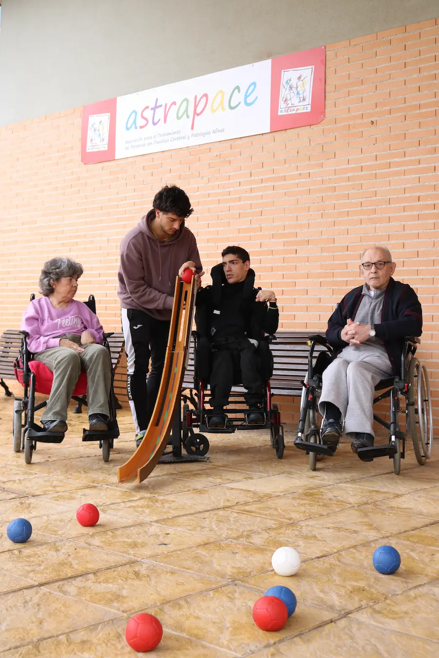 Usuarios_practicando_Boccia_en_el_centro_de_dia_de_astrapace_murcia_06