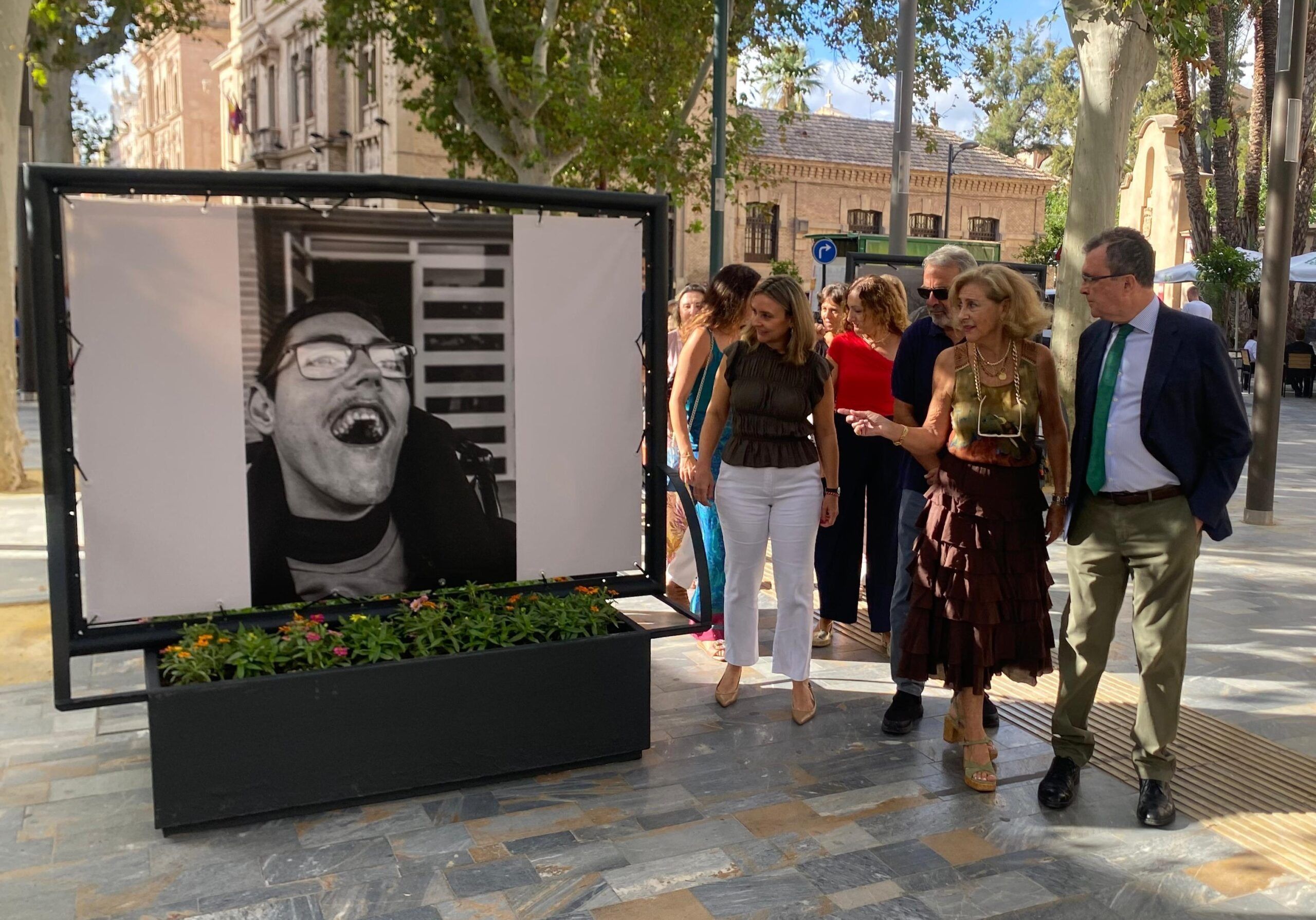 Una exposición del artista Juan Ballester llena de imágenes de Astrapace el Paseo Alfonso X de Murcia (1)