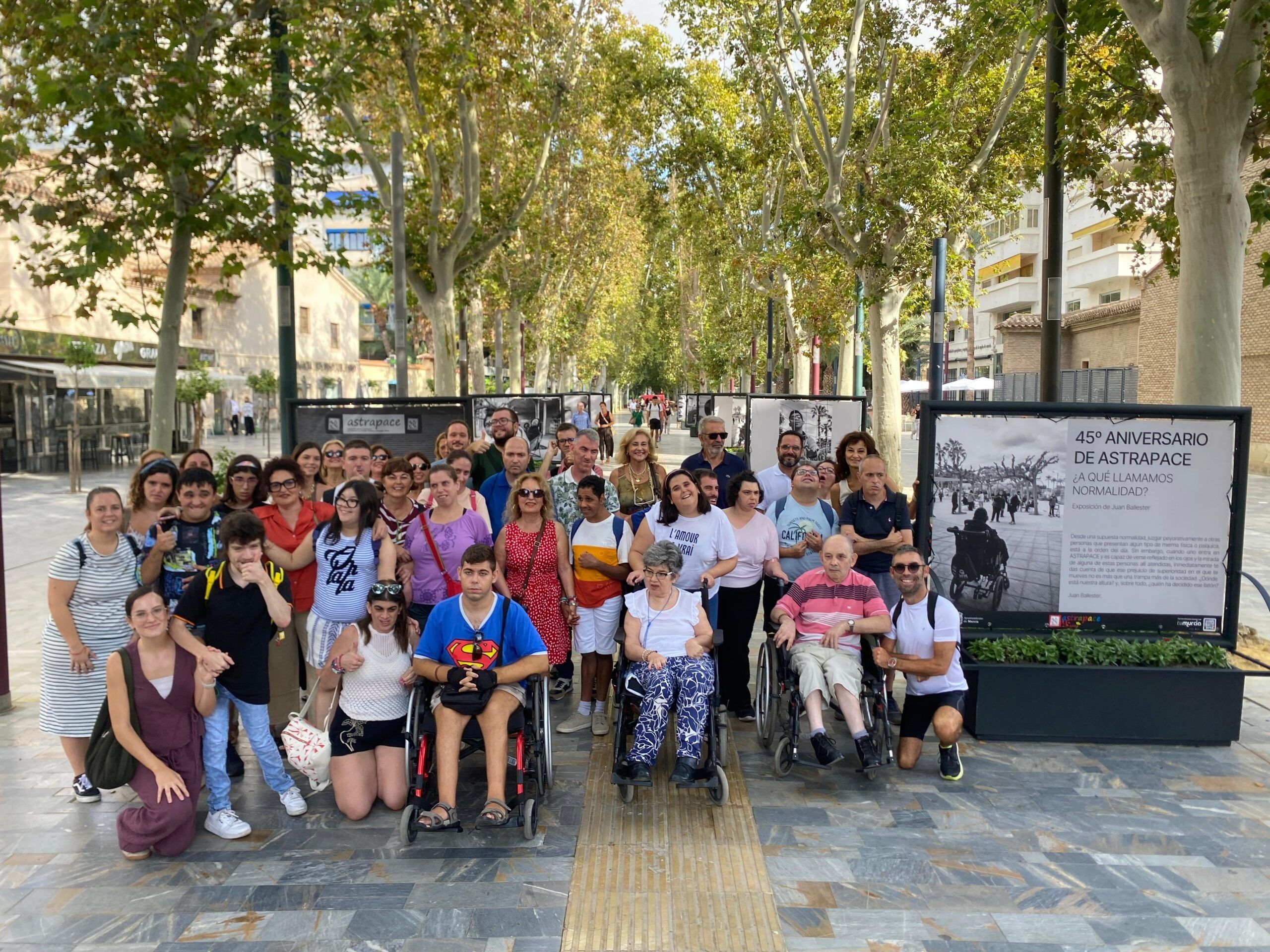 Una exposición del artista Juan Ballester llena de imágenes de Astrapace el Paseo Alfonso X de Murcia (4)