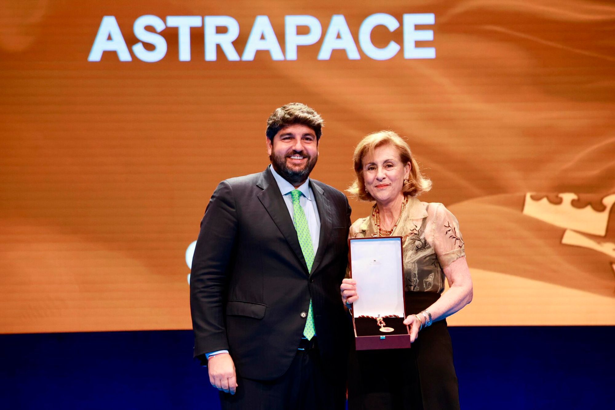 Lopez_miras_entregando_la_medalla_de_oro_de_la_Region_de_Murcia_a_la_presidenta_de_astrapace