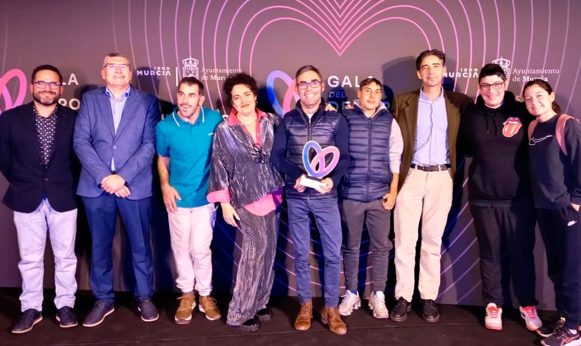 Representantes_de_astrapace_posando_con_el_premio_ union_por_el_deporte_en_diciembre_de_2025