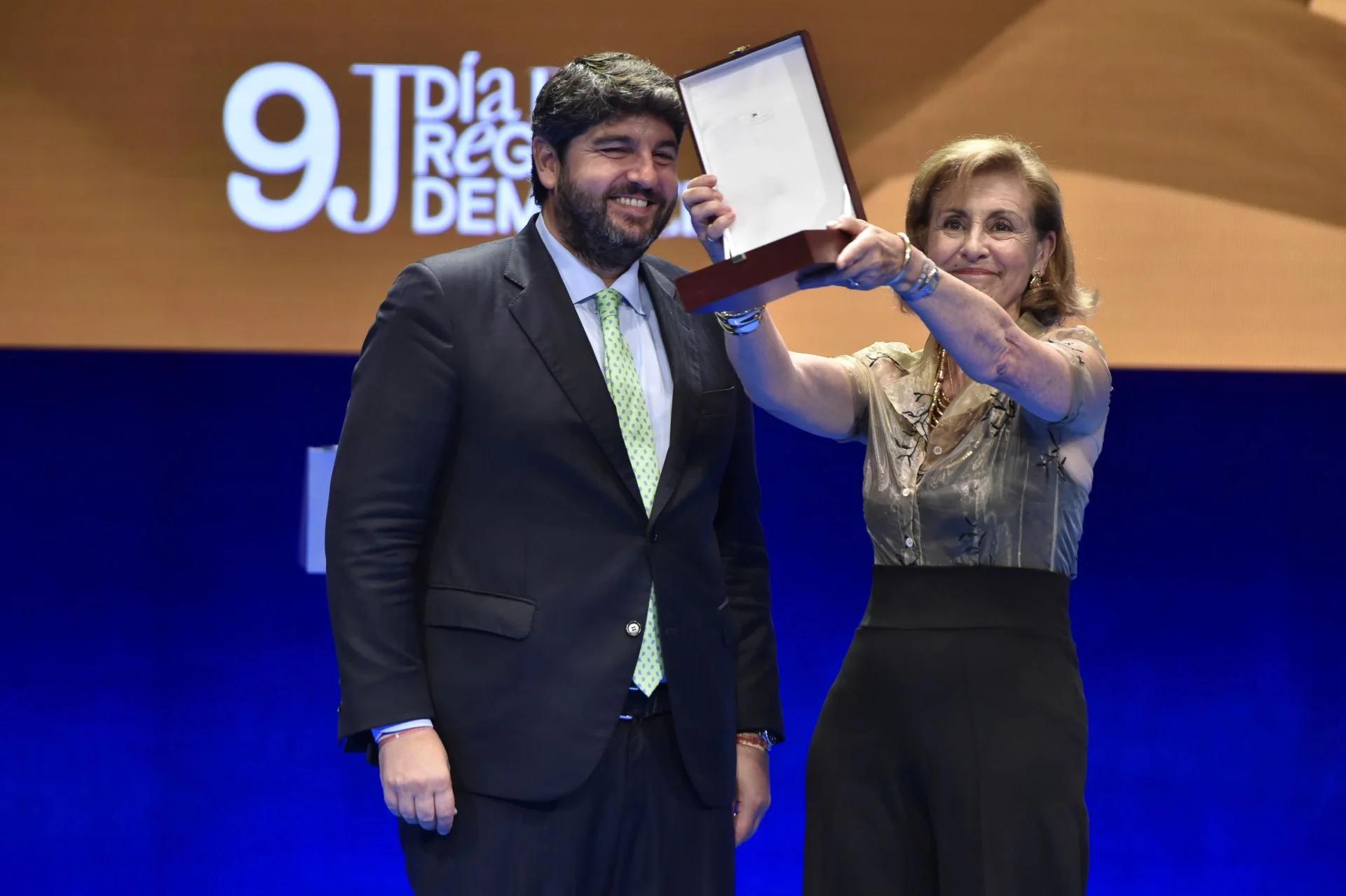 Rosa_Garcia_iniesta_mostrando_la_medalla_de_oro_de_la_region_de_murcia_junto_lopez_miras