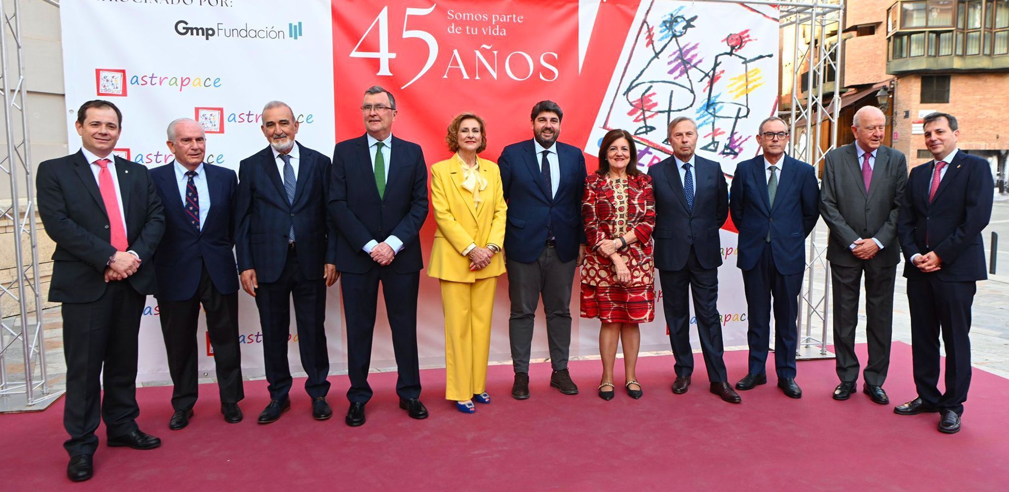 Rosa_garcia_iniesta_con_cargos_politicos_de_la_region_de_murcia_en_la_puerta_del_teatro_romea