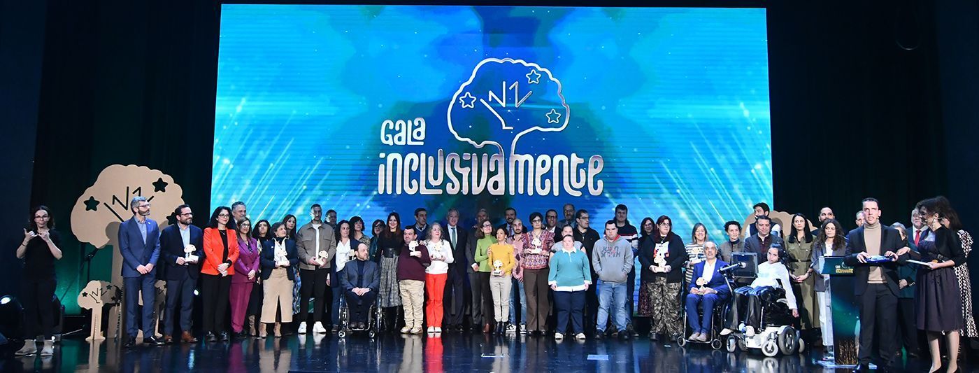Todos_los_asistentes_de_la_gala_posando_con_las_ayudas_WORKIN_de_Eurocaja_Rural