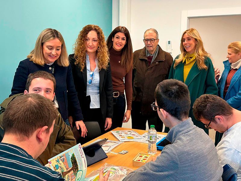 Usuarios_en_el_aula_2_en_la_Inauguracion_de_la_ampliacion_del_centro_de_dia_de_astrapace