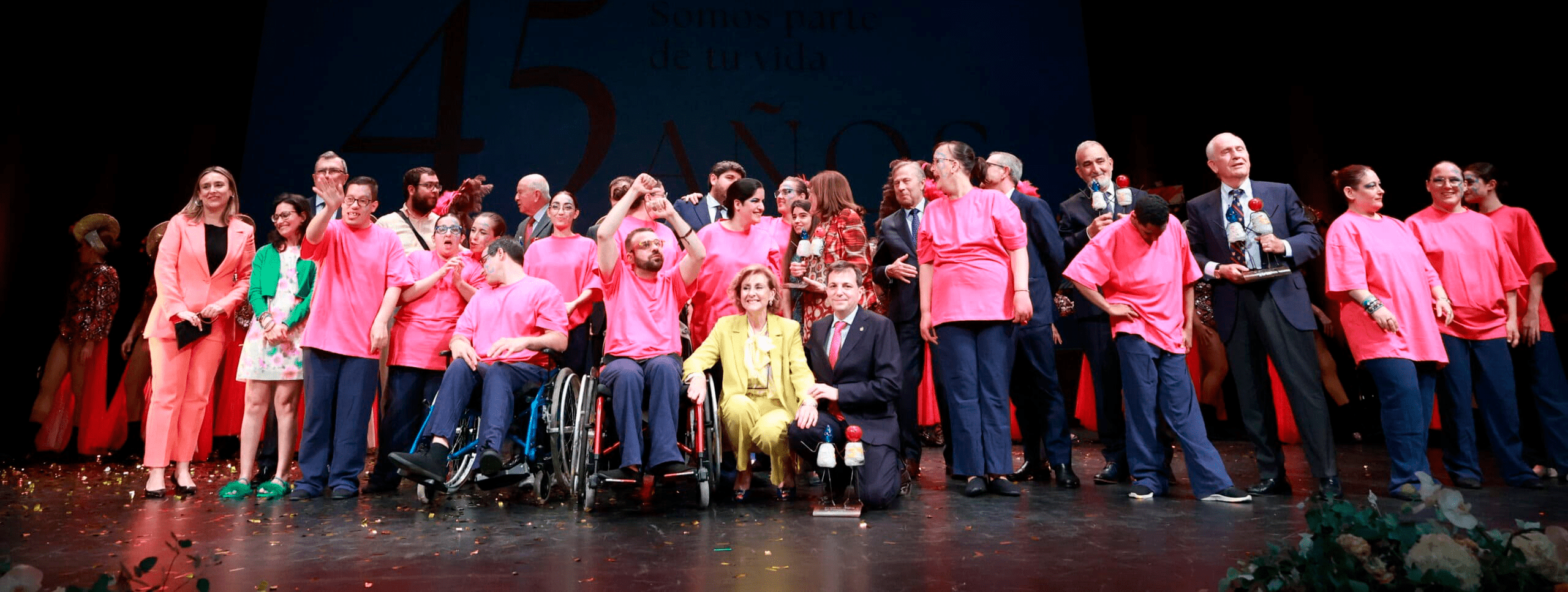 usuaruis_y_rosa_garcia_iniesta_en_el_momento_final_de_la_gala_por_los_45_años_de_astrapace