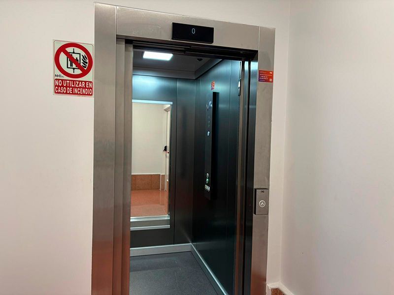 Ascensor_del_centro-de_dia_de_astrapace_en_zarandona