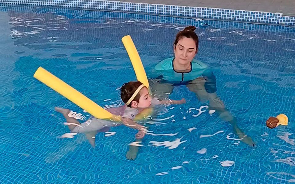 Fisioterapeuta_de_astrapace_en_tratamiento_de_hidroterapia_en_el-centro_de_atencion_te,prana_de_astrapace_en_murcia