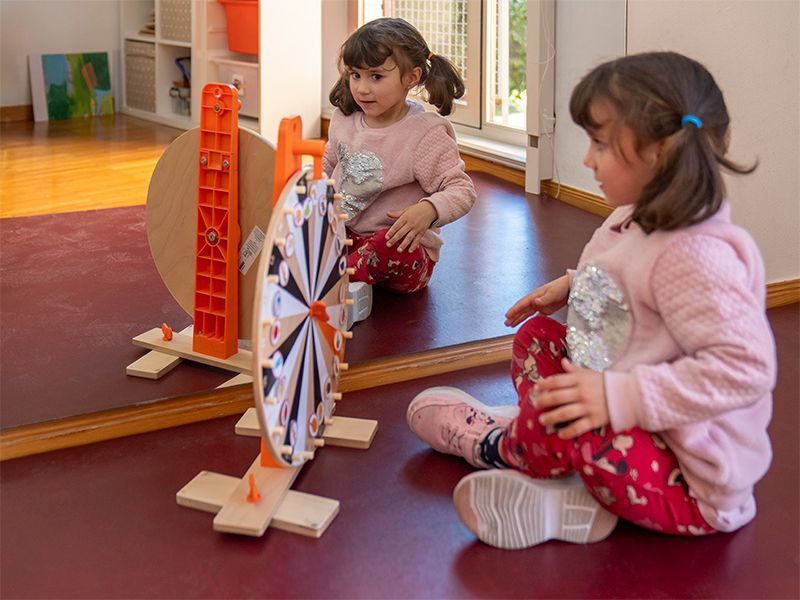 Niña_del_servicio_de_atencion_temprana_jugando_frente_al_espejo_en_la_sala_de_fisioterpia