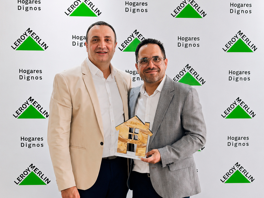 El_director_de_recursos_humanos_y_el_coordinador_del_centro_de_dia_de_astrapace_posando_con_el_premio