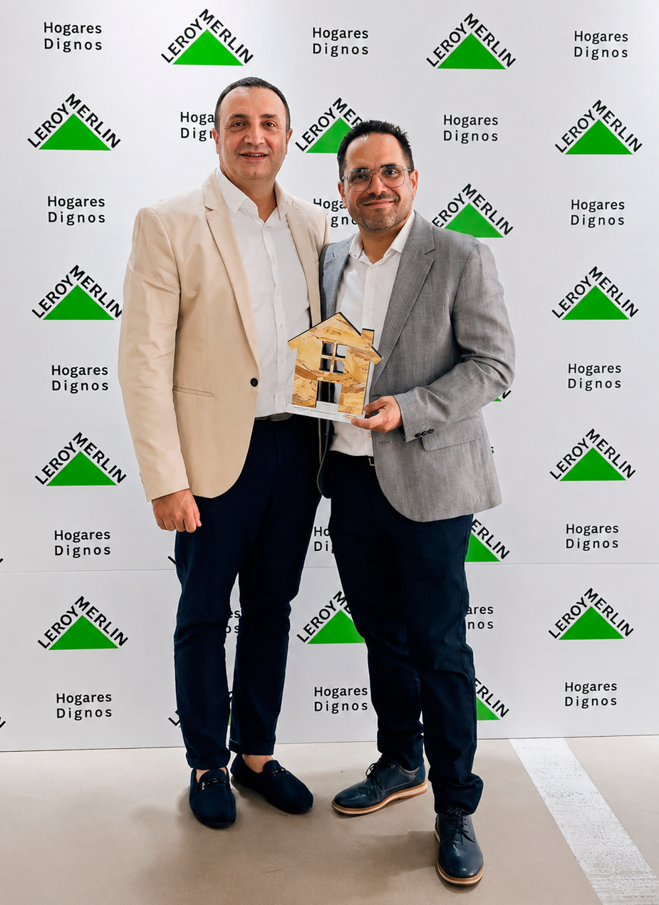 El_director_de_recursos_humanos_y_el_coordinador_del_centro_de_dia_de_astrapace_posando_con_el_premio_de_leroy_merlin