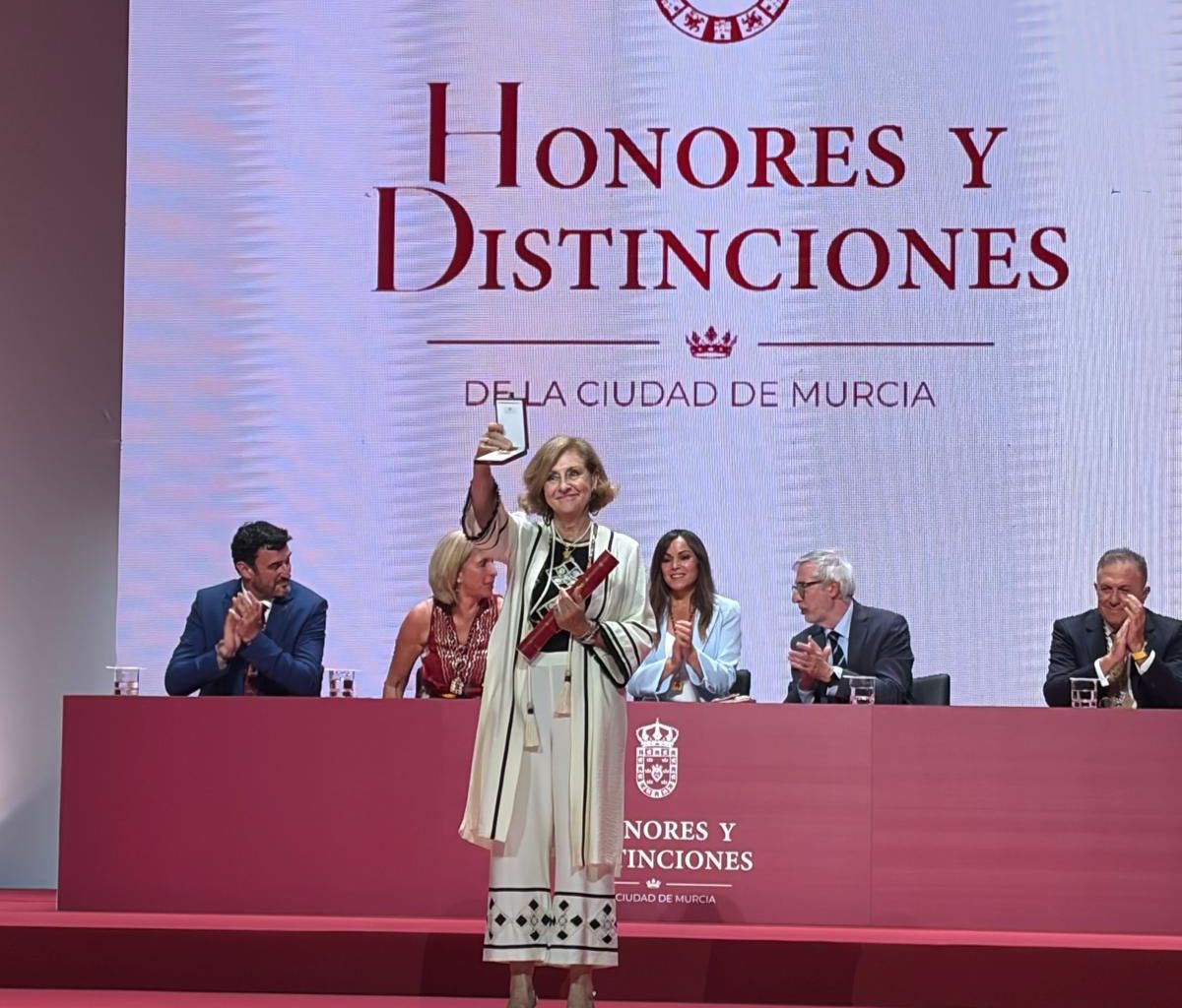 Rosa_Garcia_iniesta_con_la_Medalla_de_Oro_de_la_Ciudad_de_Murcia_otorgada_a_astrapace