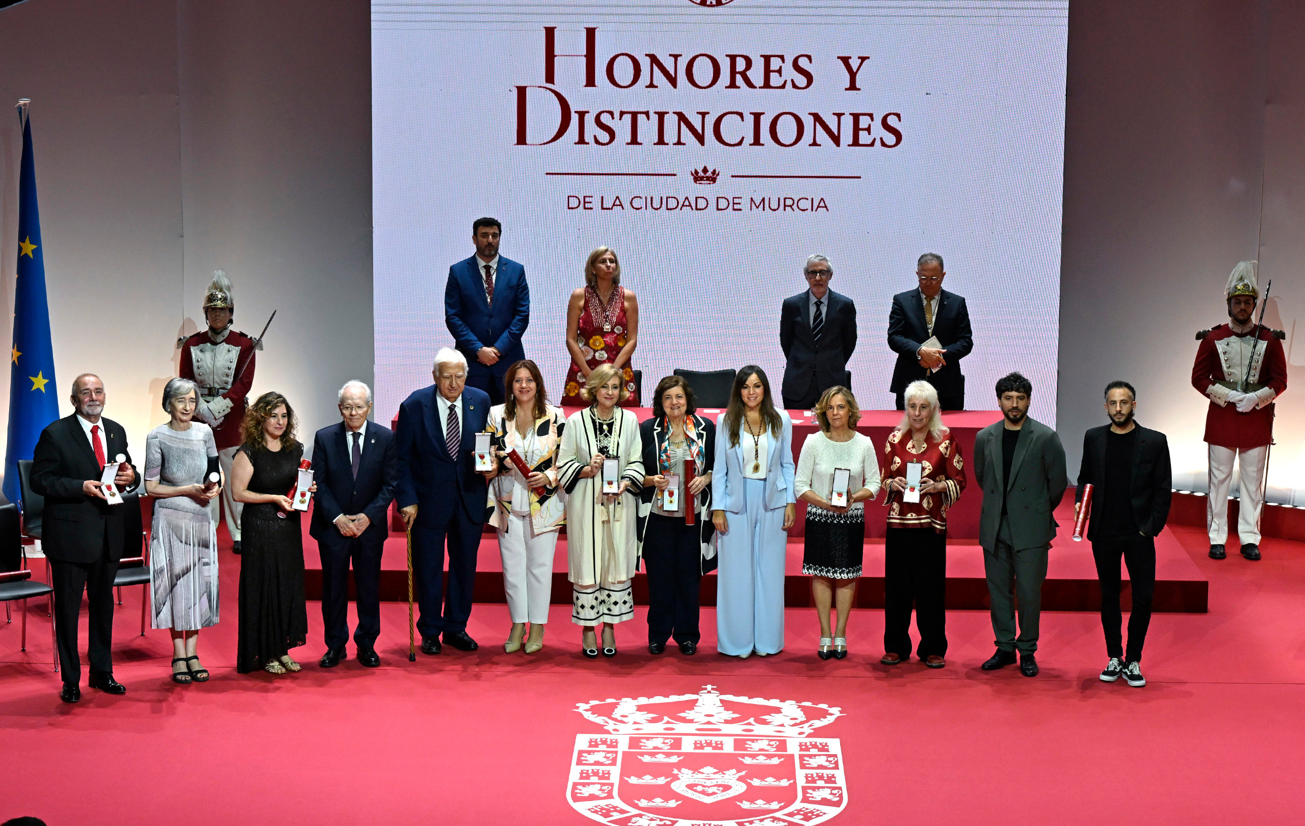 Rosa_Garcia_iniesta_y_resto_de_representantes_con_las_Medallas_de_Oro_de_la_Ciudad_de_Murcia_otorgadas